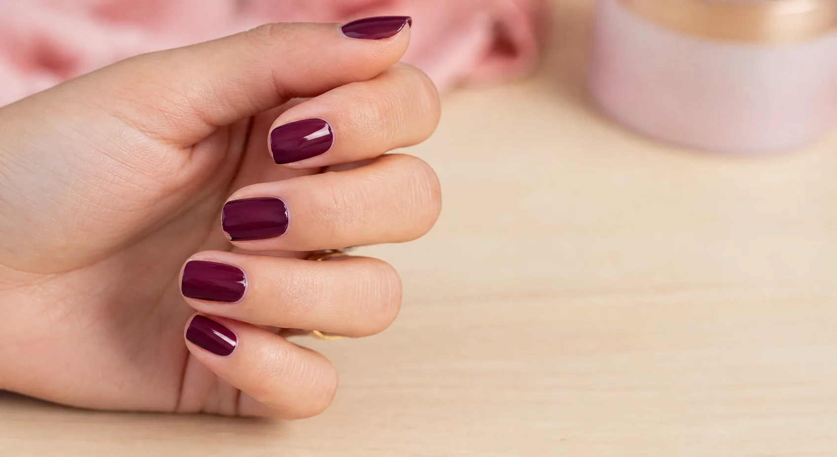 Unhas naturais com esmalte vinho e desgaste discreto na ponta após alguns dias